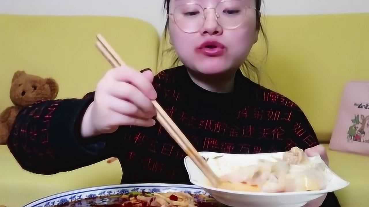 大胃王余多多"素颜"吃播!2斤的红油做"青椒鸡",连油都没放过!