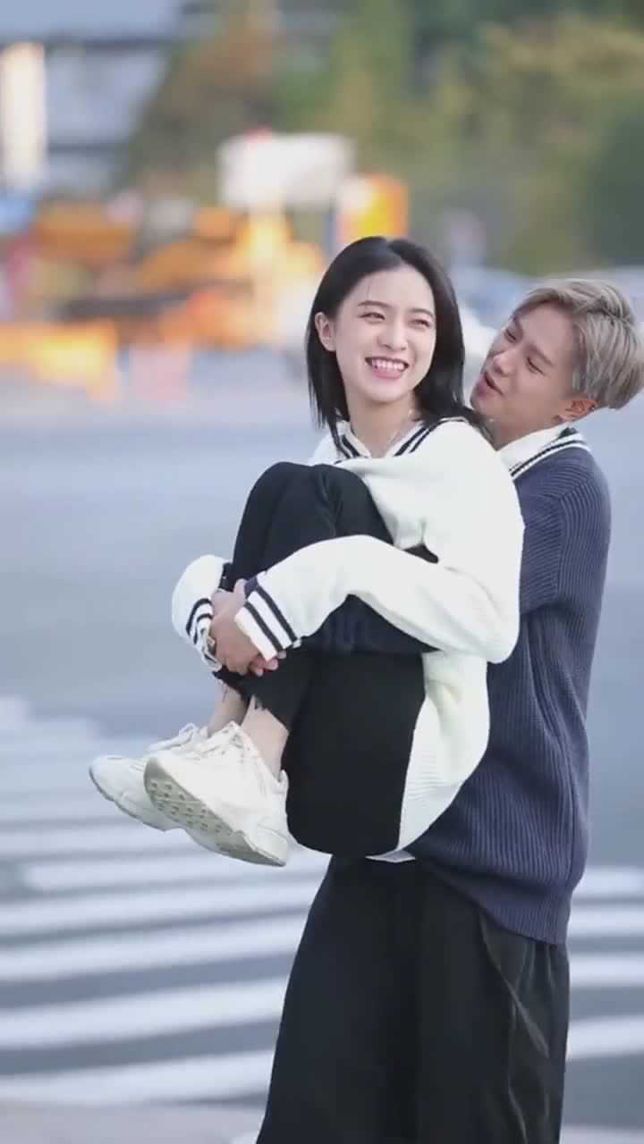 情侣健身新姿势?这样举高高的爱情有点厉害,心脏暴击啊!