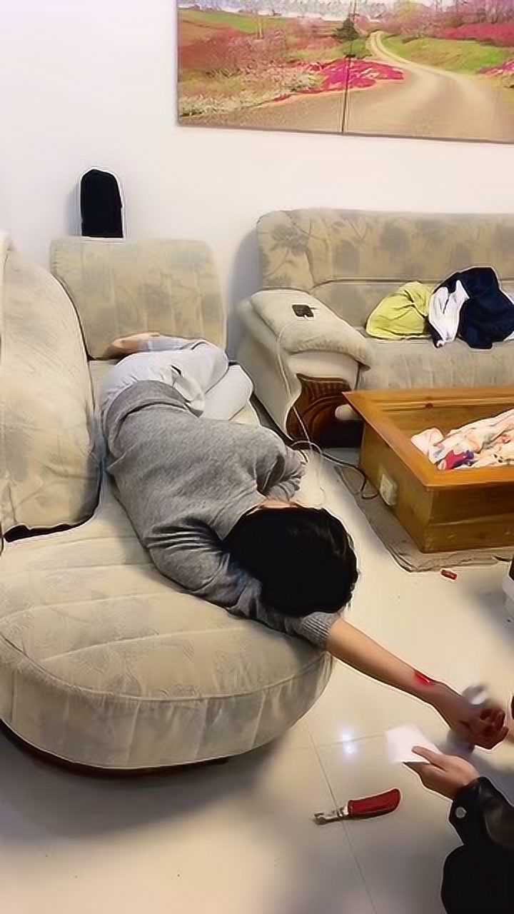 本是同根生相煎何太急帅哥趁弟弟睡觉伪造自杀现场然后叫醒弟弟太会玩