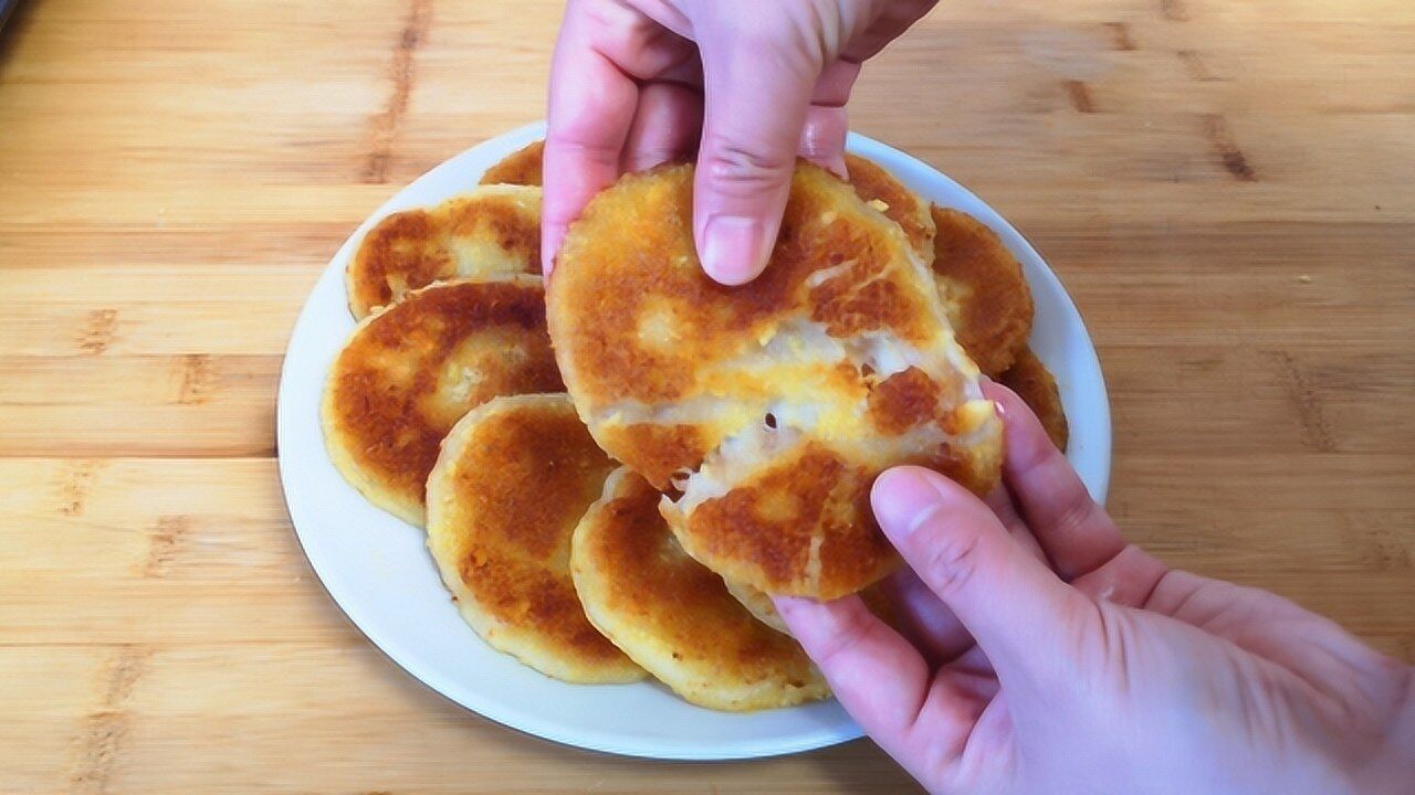 半个菠萝,一碗糯米粉,试试这个外酥里软菠萝饼,酸酸甜甜又劲道