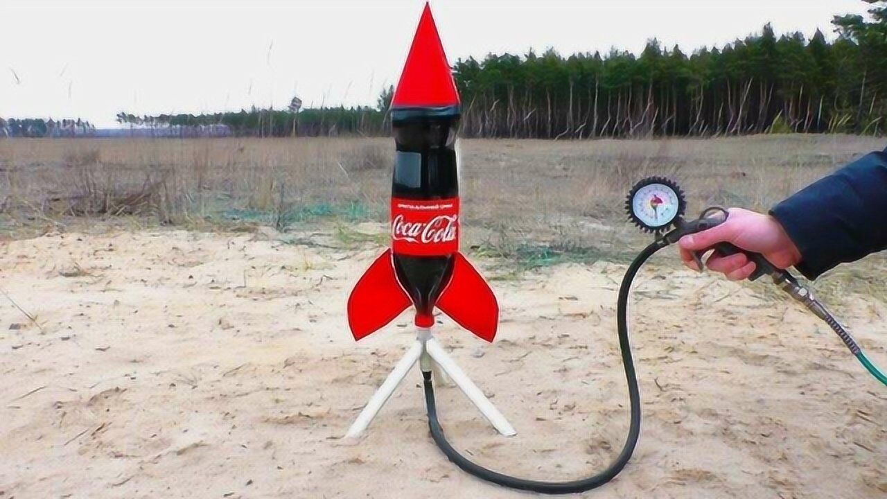 机智小伙自制喷气式火箭,用可乐做动力,发射后一飞冲天