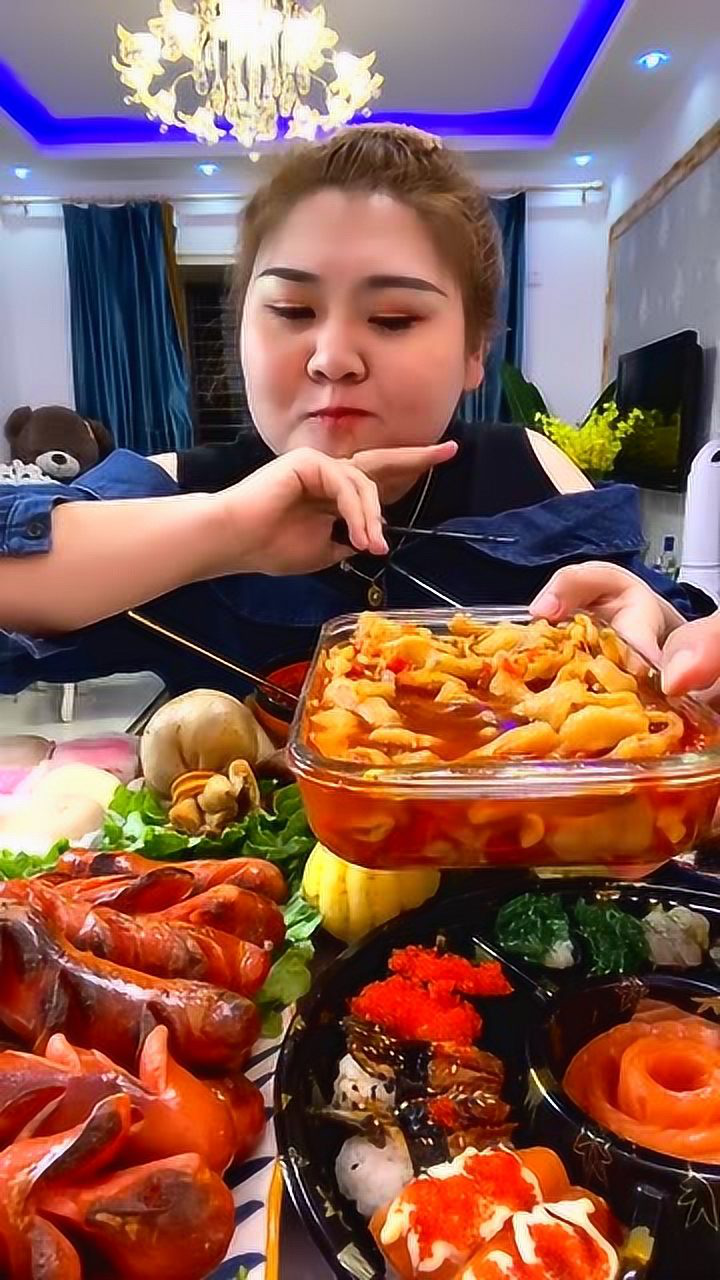 吃货胖姐挑战脱骨鸡爪听到她吸汤汁的声音忍不住咽了口水