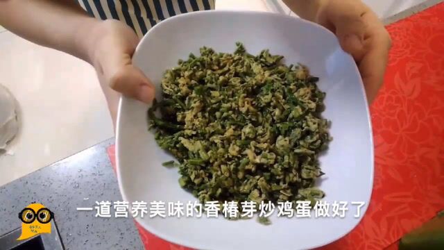 阿旭制作香椿芽炒鸡蛋应季食物香飘四溢