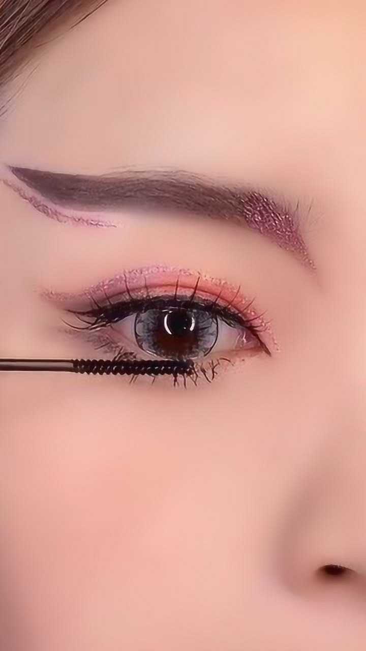 范冰冰的妲己妆,眉毛上的彩绘都做了,贴上睫毛立马就不像了