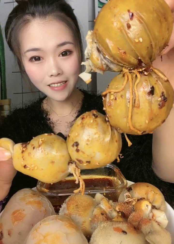 萱萱吃羊肠包羊脑蘸着辣椒油咬下去太过瘾了好实诚的吃播妹子