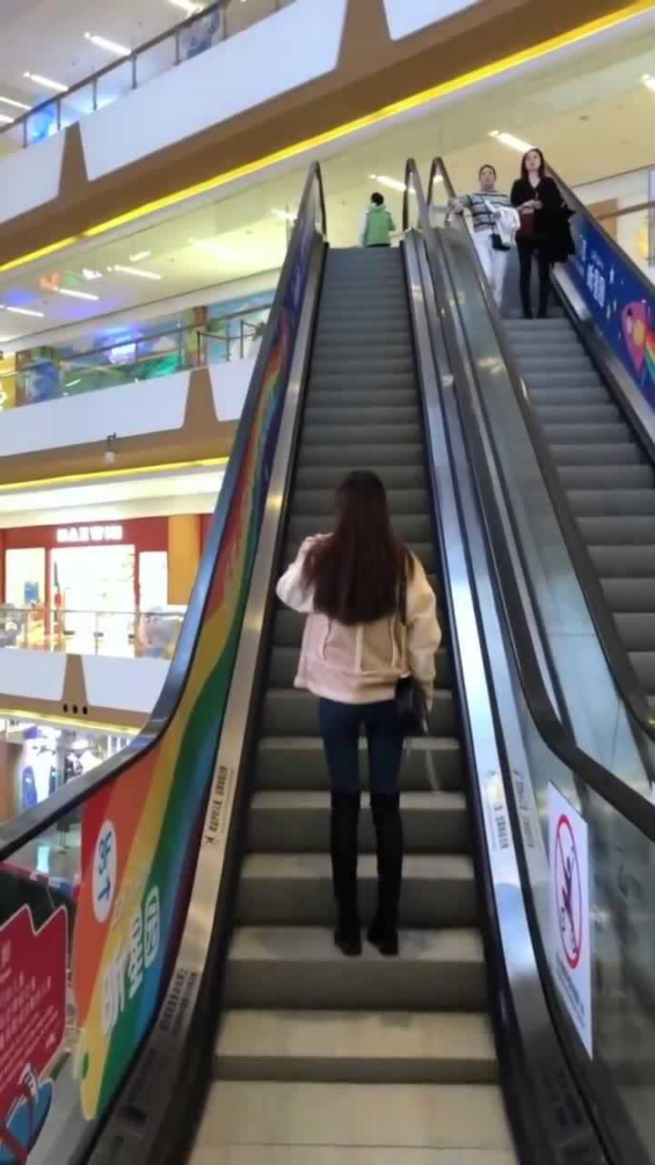 商场偶遇到一个背影超好看的小姐姐看侧脸感觉不是个背影杀手