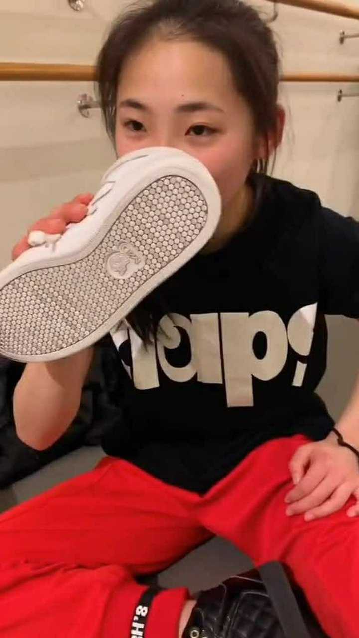 两个女生在这闻鞋子应该是在比谁的脚更香优秀