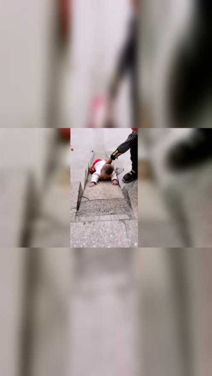 楼梯的缺口成了滑滑梯,玩的拉都拉不走