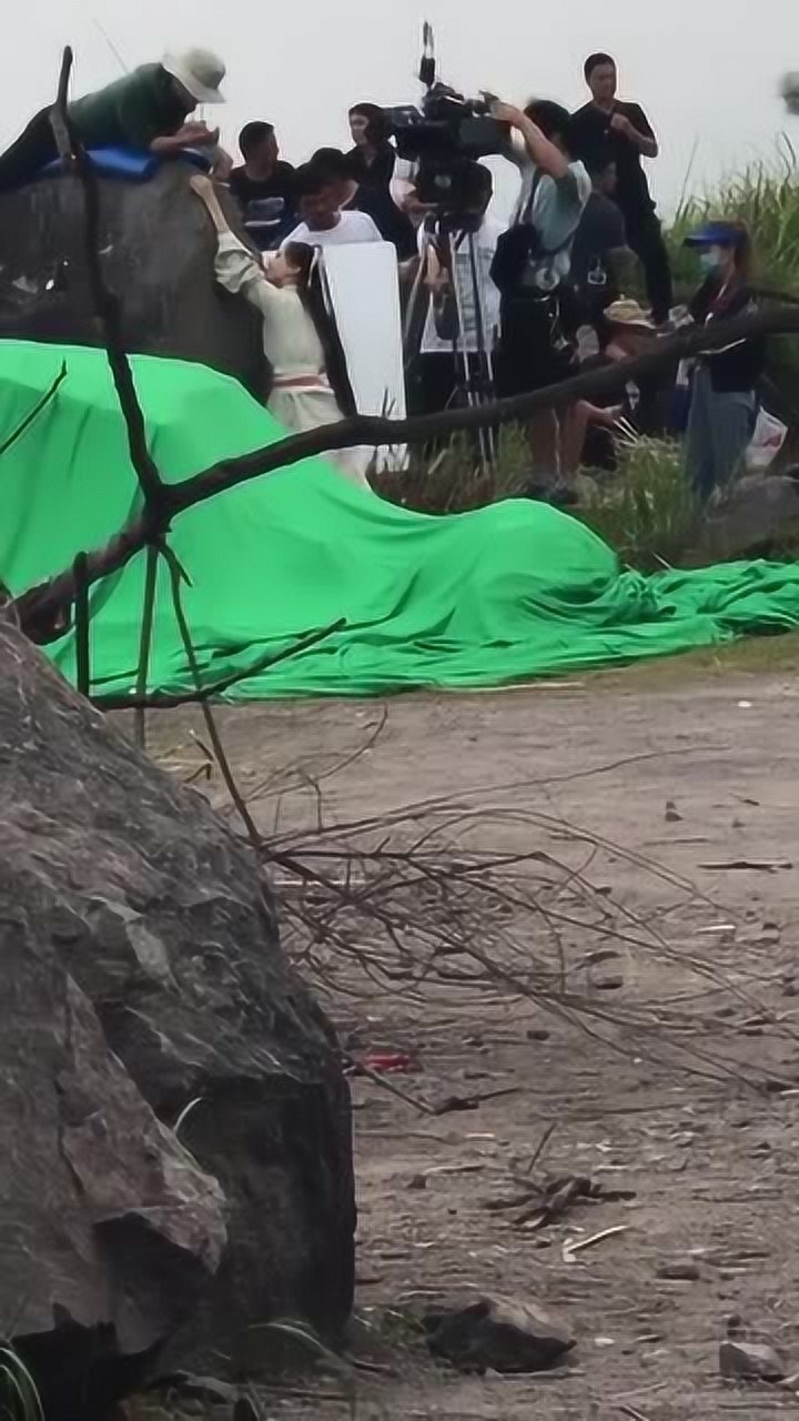 演员就是这样跳悬崖的怪不得他们不害怕原来电视剧都是骗人的