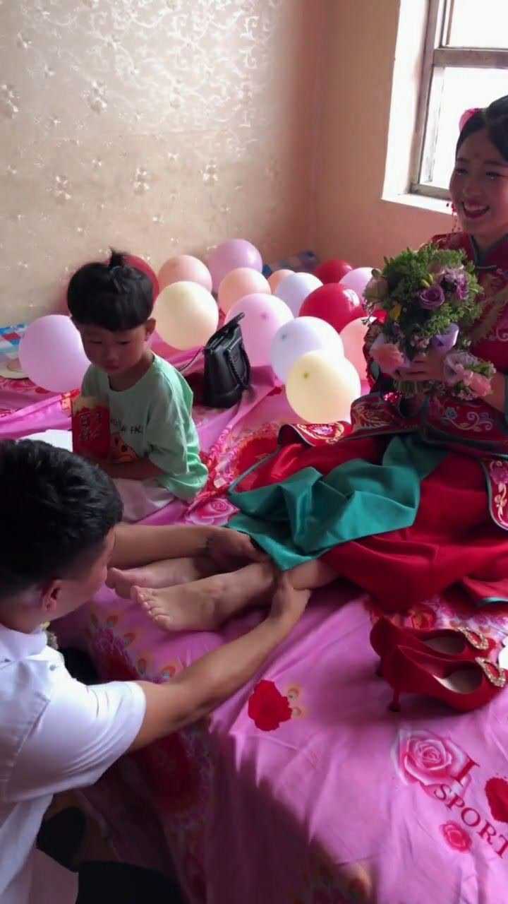帮自己的老婆捏脚这样的事情应该大多数男人都做不到吧
