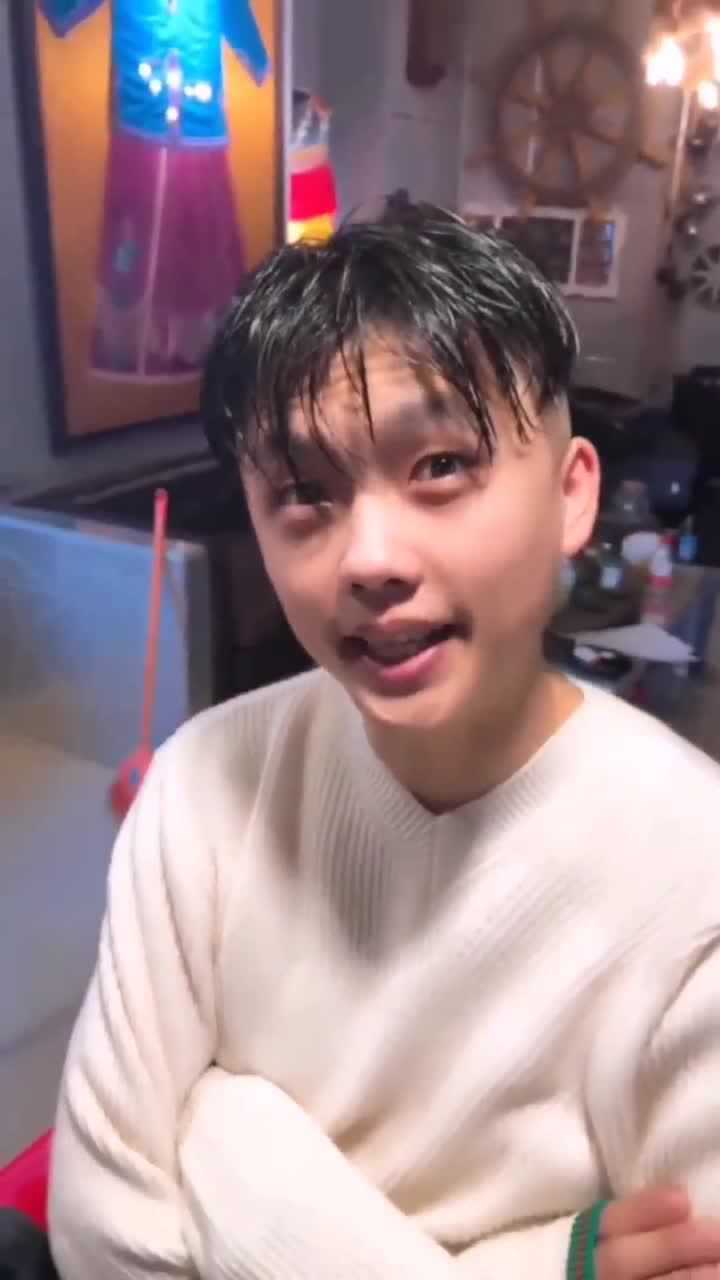 本山传媒的帅哥红孩就是做了个发型一下子变得更帅了