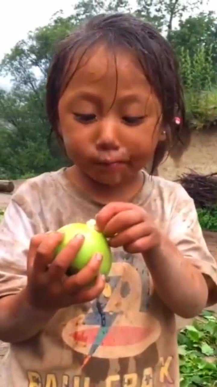 农村小姑娘全身脏兮兮