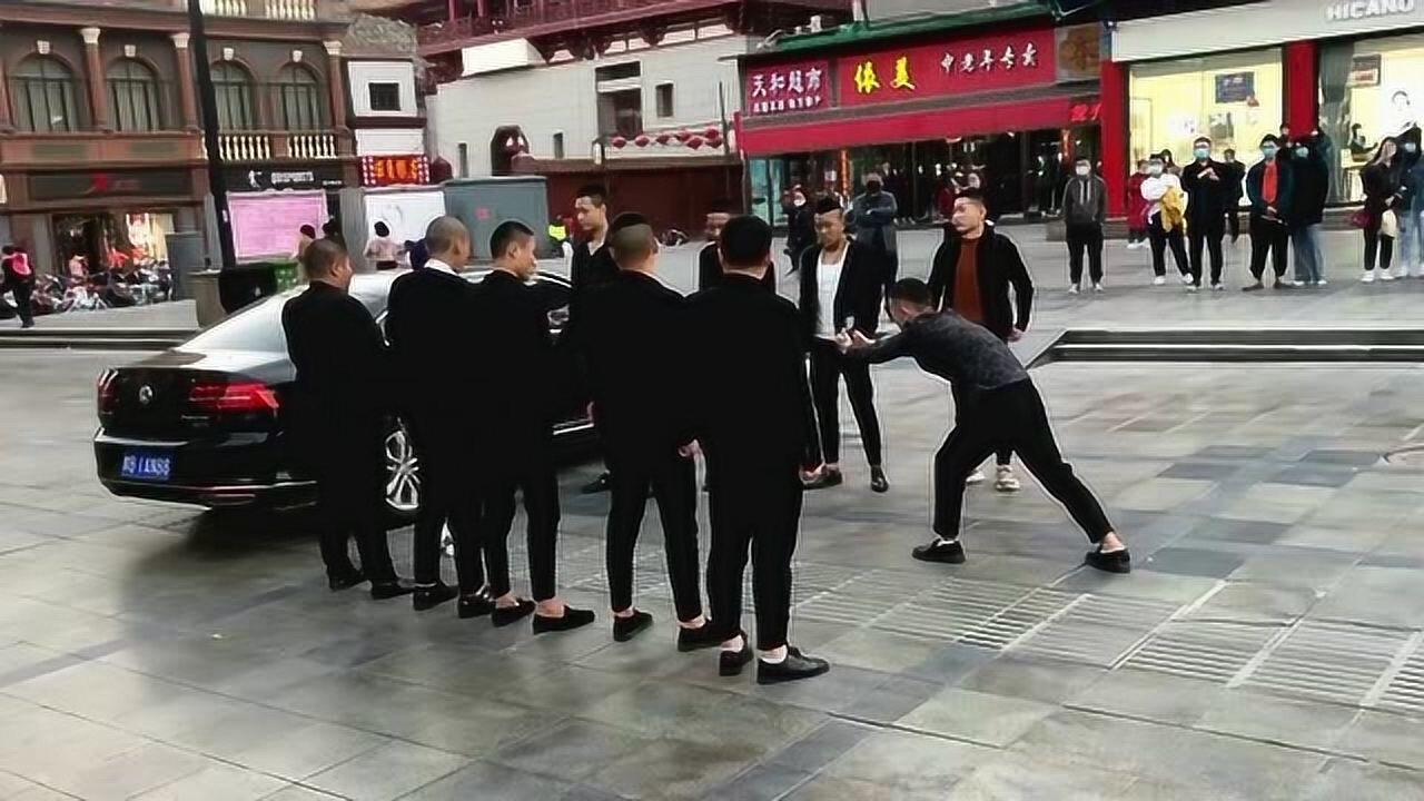 街头偶遇精神小伙这牌面真是够壮观的网友能不能换一辆好点的车