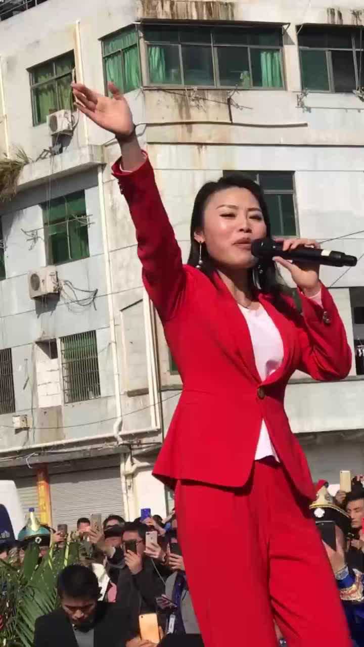 草帽姐参加活动我听着怎么像是走音了你们听听