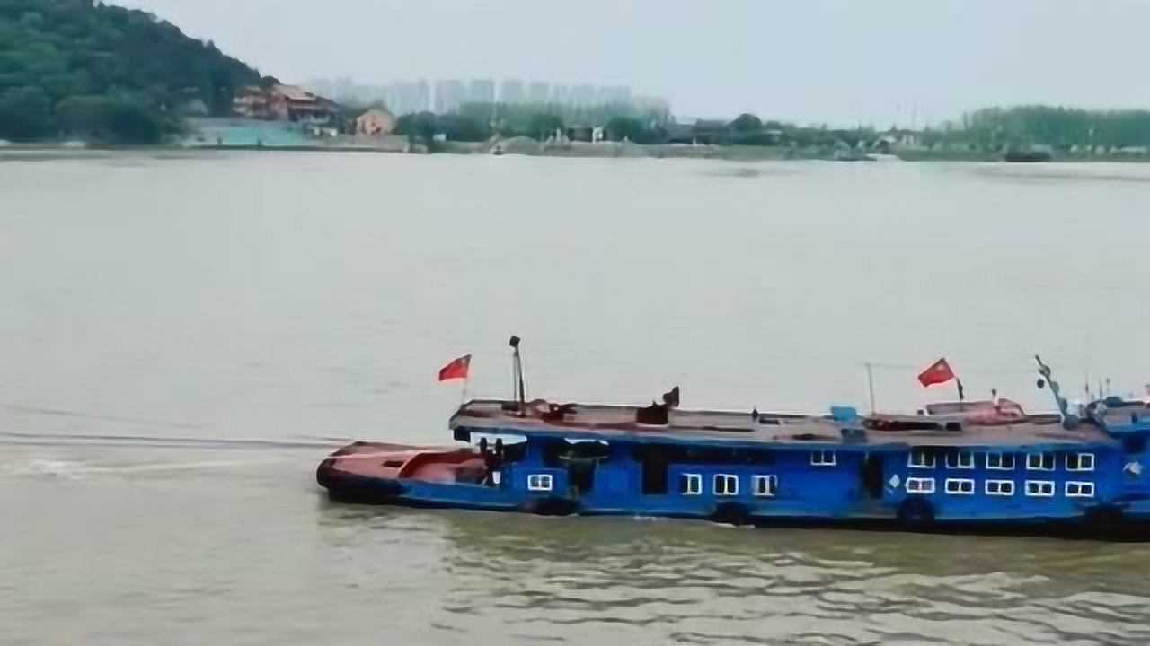 京杭大运河惊现一条龙船队这艘普通的拖船居然拖着八艘驳船航行