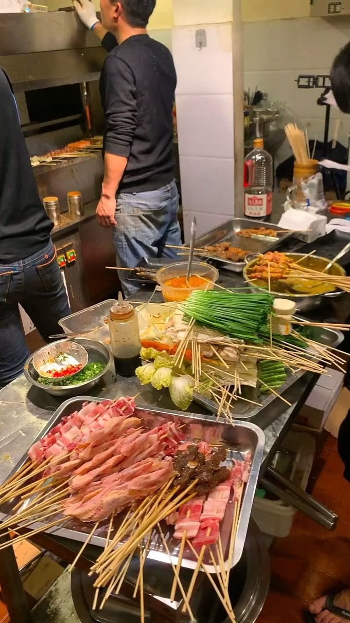 带你走进烧烤店的后厨果然是一片狼藉呀