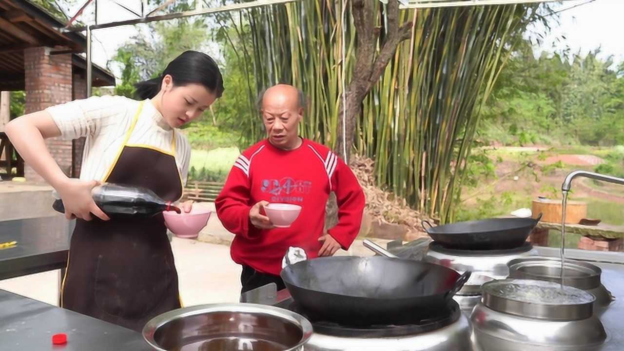 漆二娃vlog:边吃可乐鸡翅边喝可乐快乐加倍,第一次做非常成功