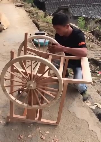 高手在民间,木匠小伙给奶奶用木头做轮椅,实在是太厉害了