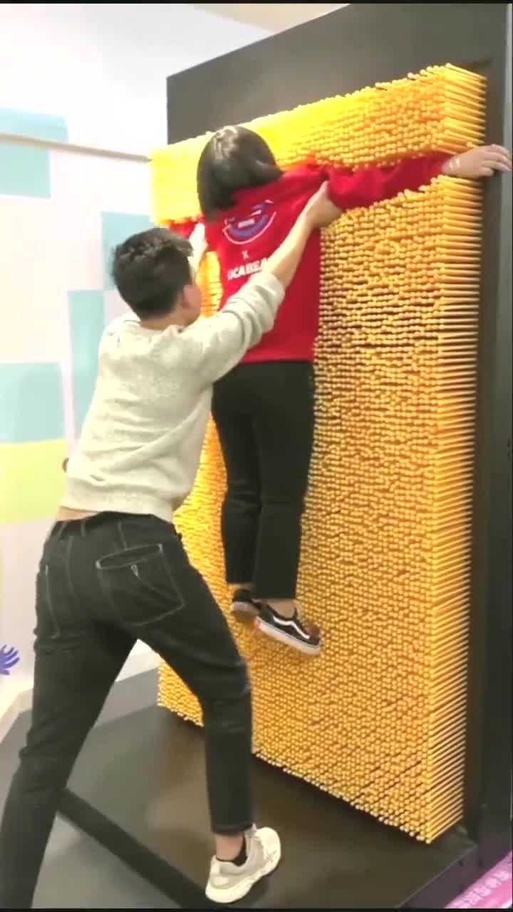 把女友举高高这样的男朋友安全感爆棚只是不小心暴露了身材