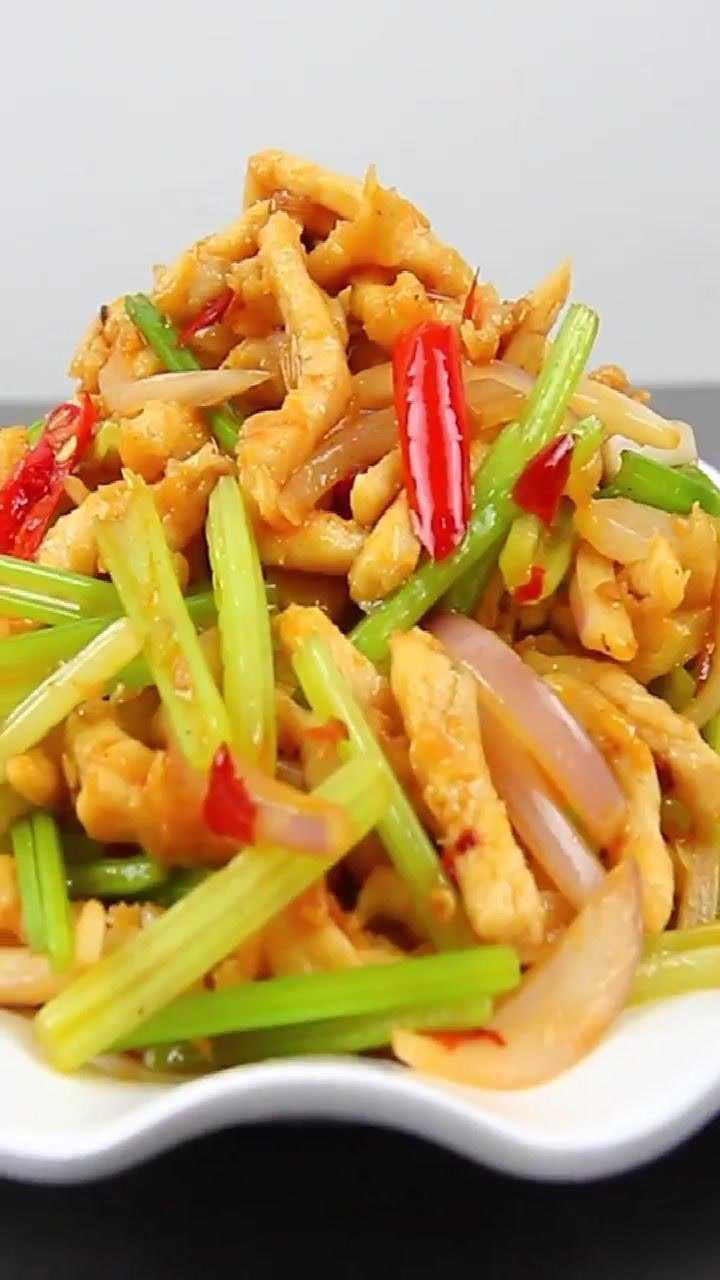 芹菜和鸡胸肉炒出来的味道棒棒哒奥家常菜不可缺少