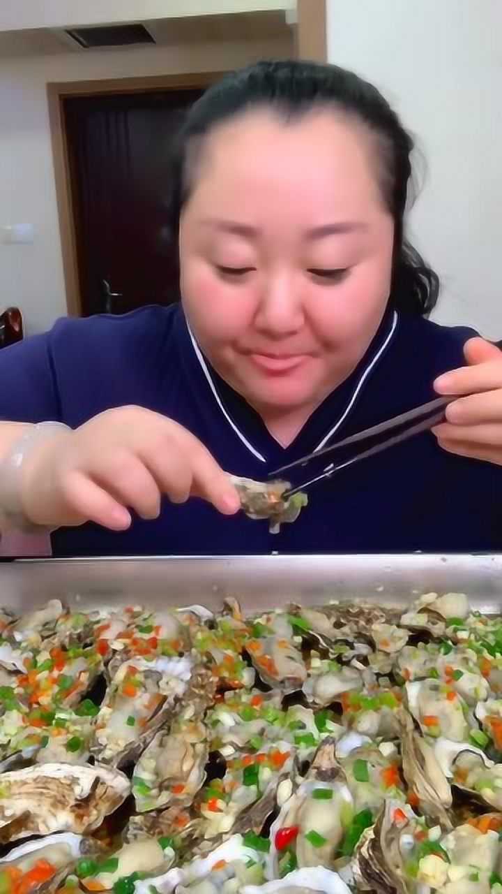 胖姐狂吃生蚝女人的美容院吃完这一大盘就变美