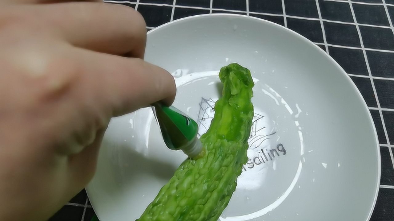 香肠派对吃鸡挑战惩罚死亡芥末加苦瓜荷兰猪觉得这瓜真好吃