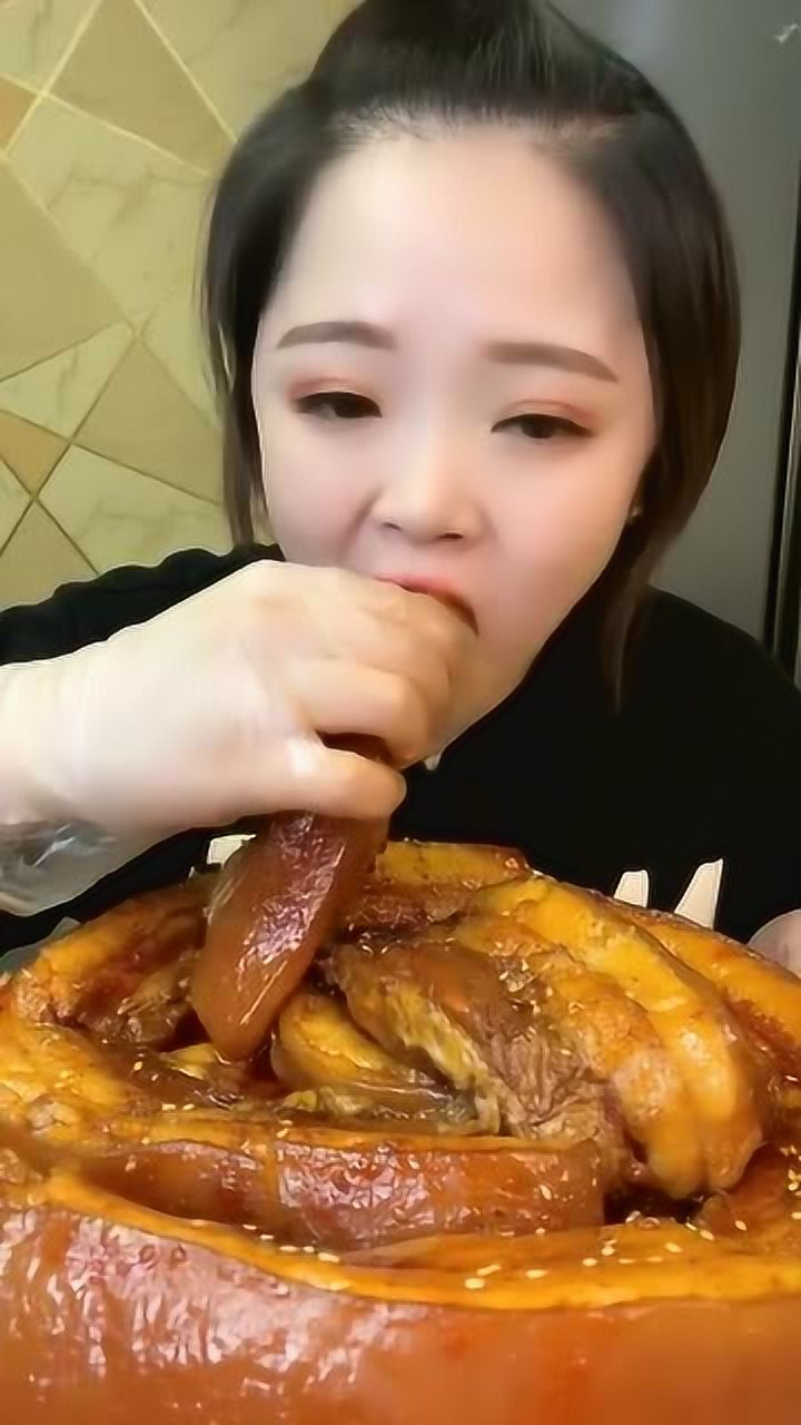吃货主播吃一长条五花肉大口大口吃超带劲吃的满嘴流油真过瘾
