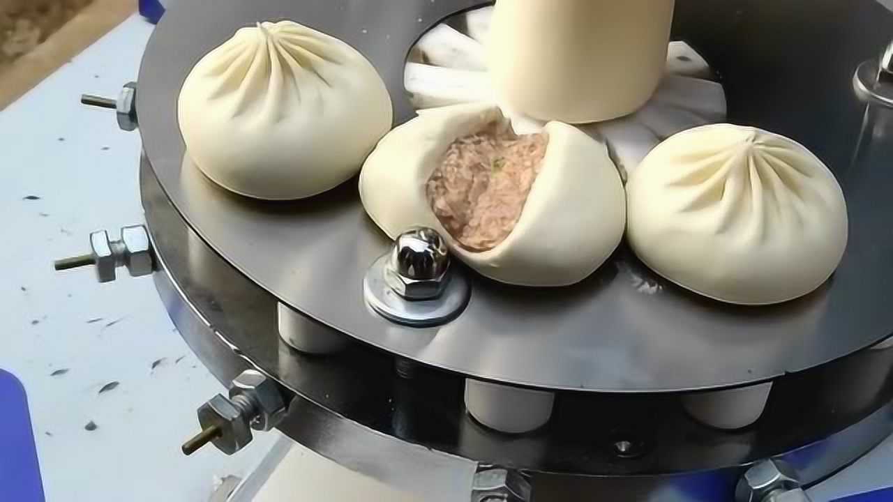 自动包包子的机器,这种比较厉害了,以后吃包子可真是省事多了!