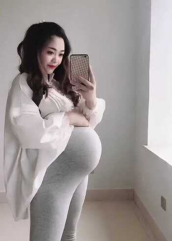 孕妇肚子最大顶着图片