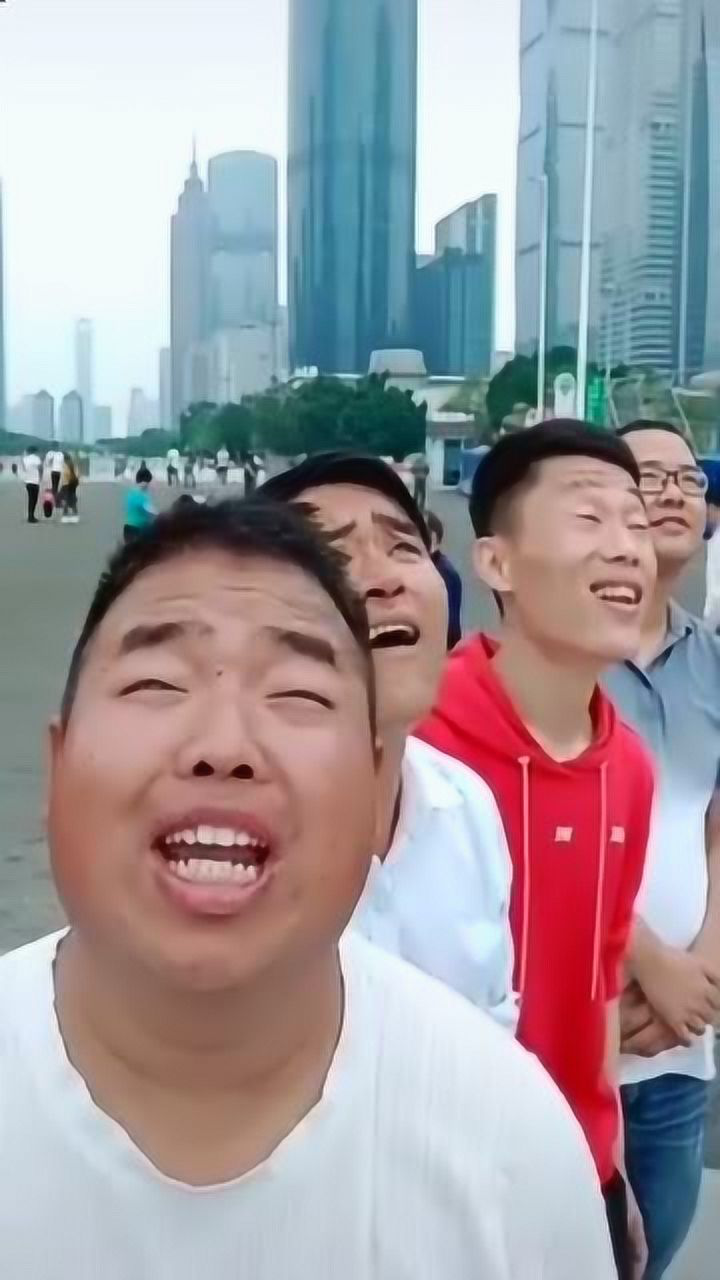 四大丑男在线唱歌,歌声确实优美,引来众人围观