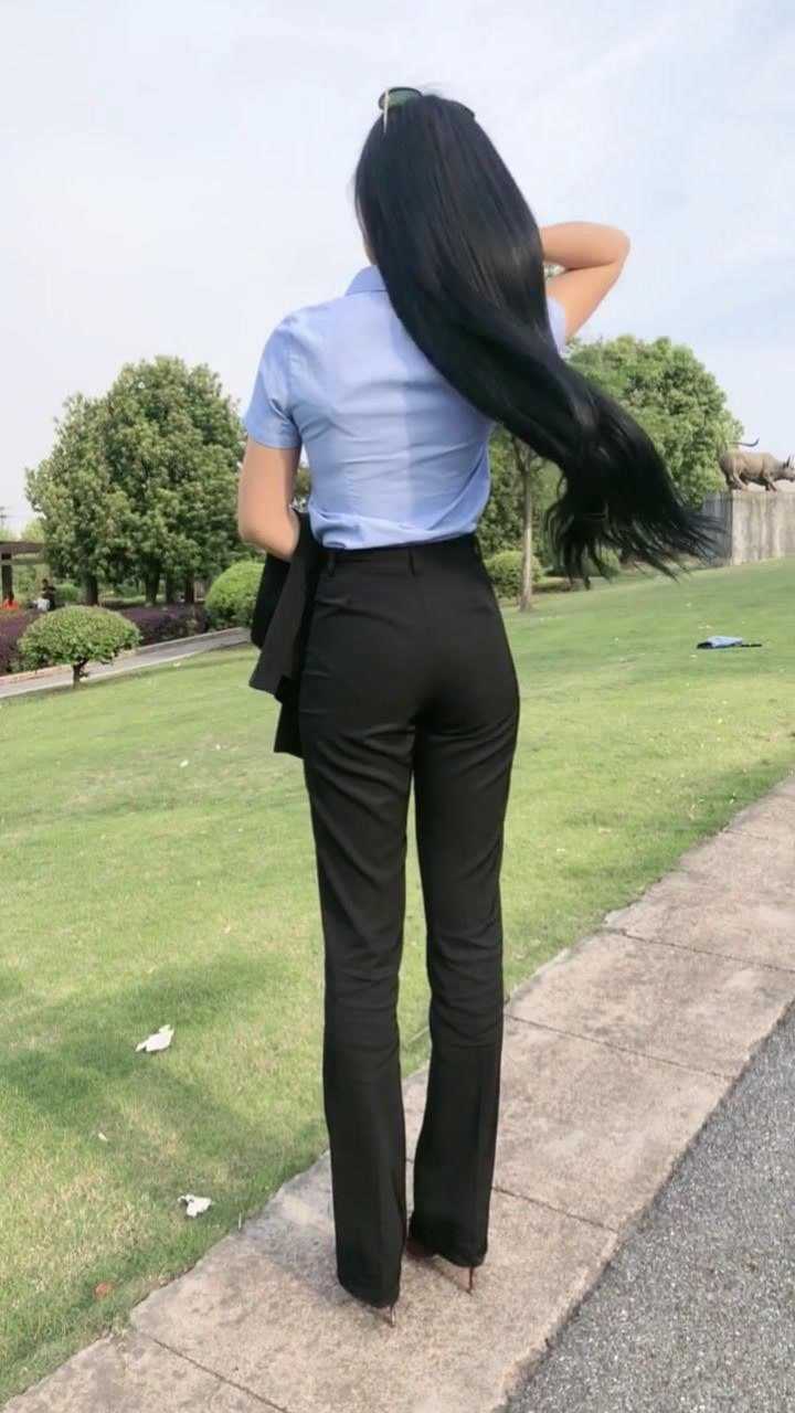 高挑身材的职业装美女白领背影这么美颜值肯定不会差