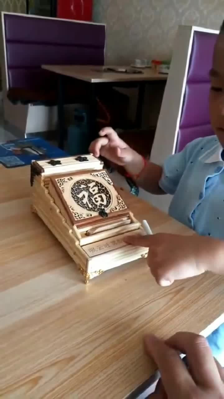 真是太有才了一次性筷子制作的弹烟盒,我也好想做一个