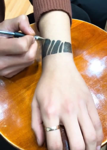纹身用笔画在手上图片