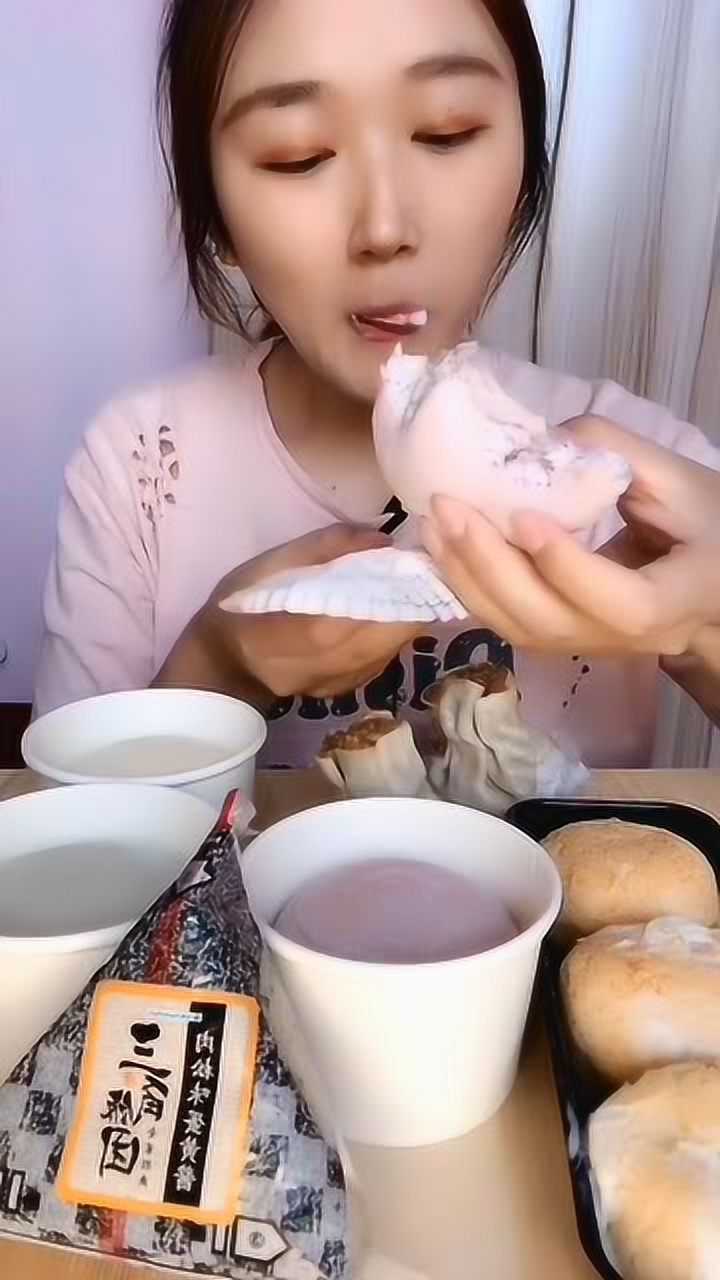 吃播小姐姐:超级大一个的雪媚娘,真是太甜了,天天吃都吃不腻!