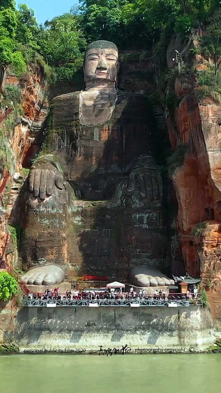 乐山大佛又名凌云大佛位于四川省乐山市三江汇流处大佛建于唐代历经90