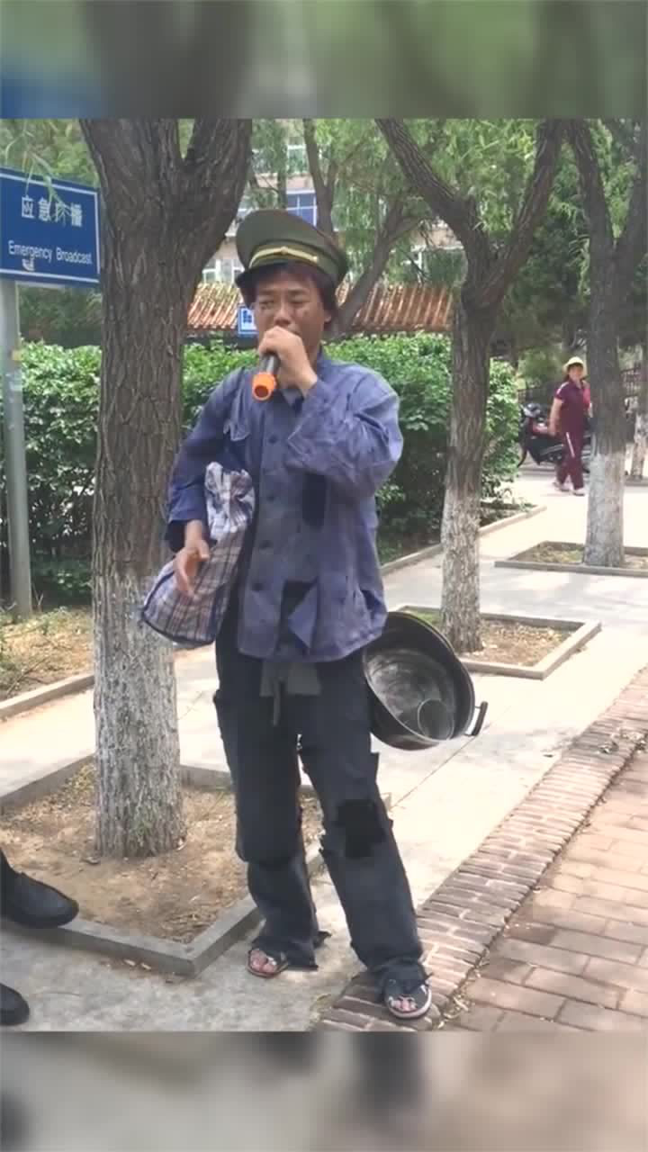 流浪歌手一首万爱千恩把叔叔阿姨都唱伤心了真是厉害