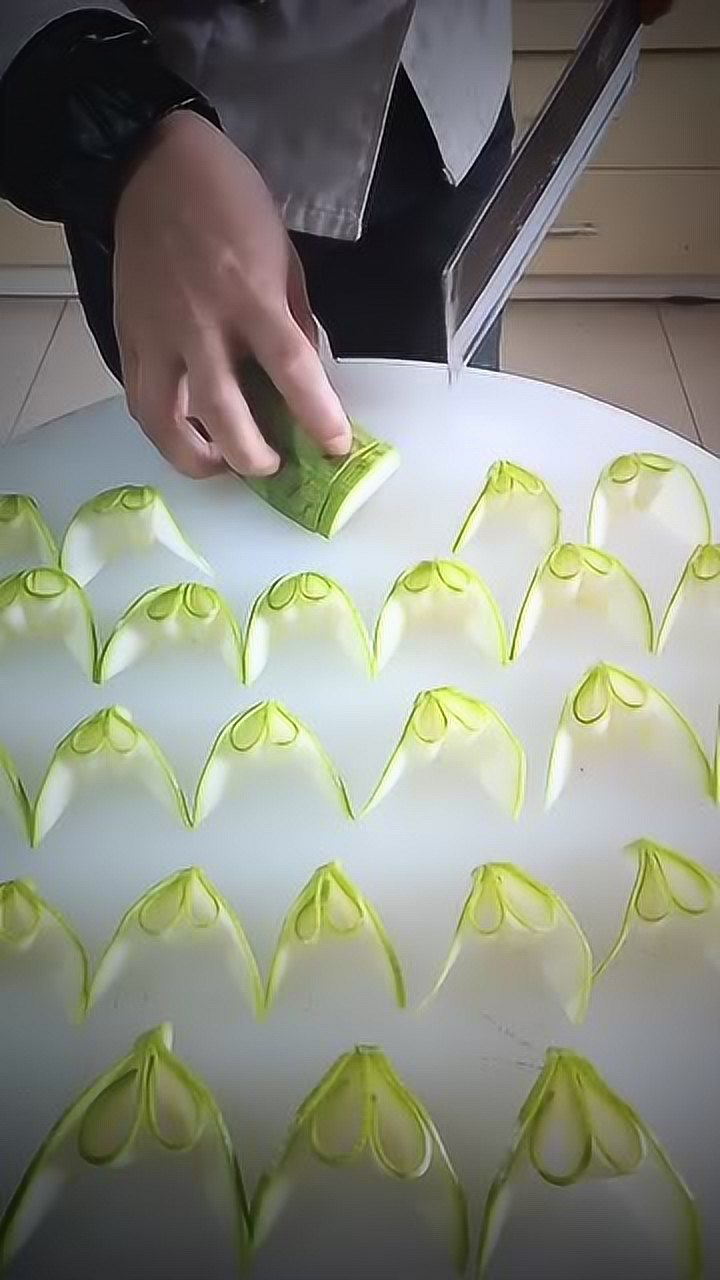 大厨用黄瓜雕花纹,这水平太高了,这黄瓜能卖不少钱