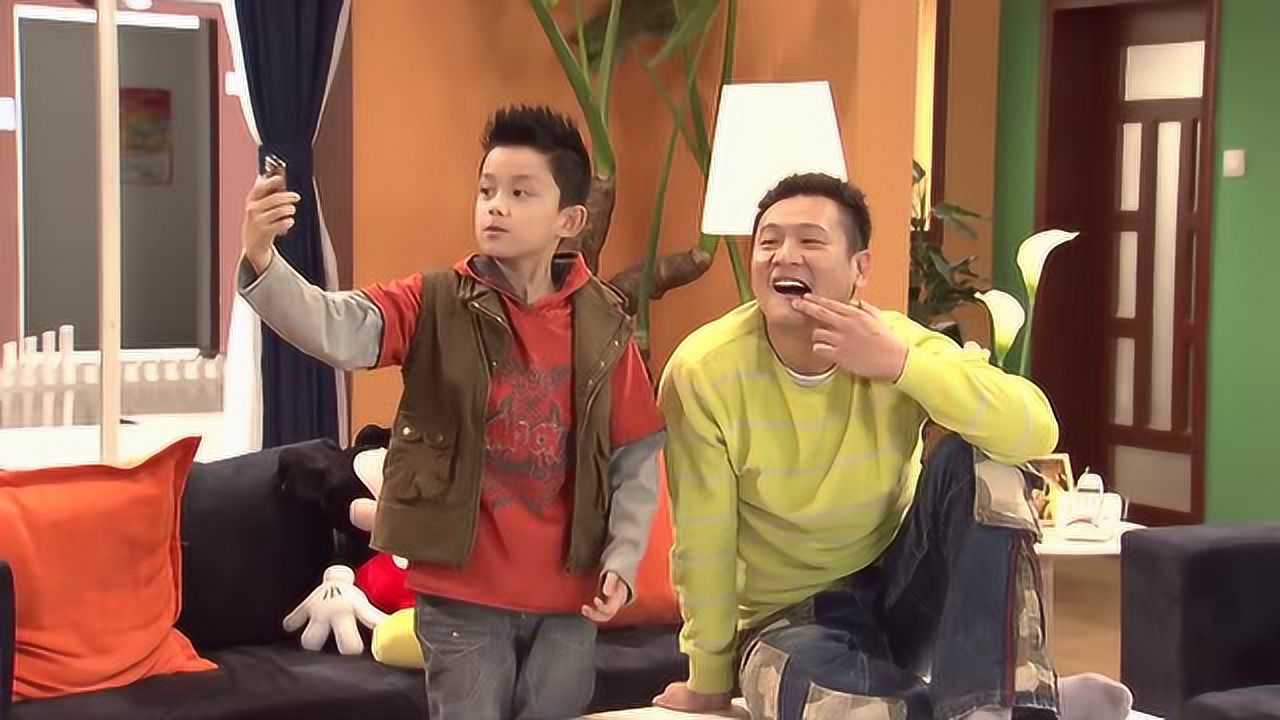 淘气包马小跳马天笑父子发现丁蕊忘拿手机回来后连跟小跳说的话都忘了