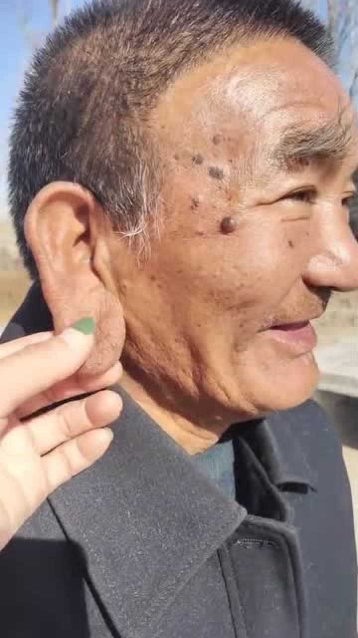 老大爷长了一副佛祖面孔连耳垂都一样很多人都来围观他