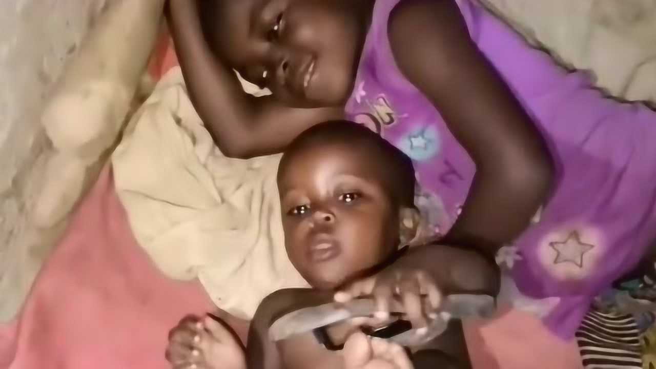 牙肯尼今天饿坏了,居然抱着姐姐的鞋子啃了起来!