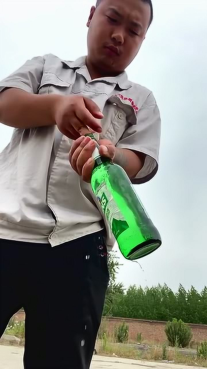 小伙一根手指震碎酒瓶子我是跪着看完视频的你们呢