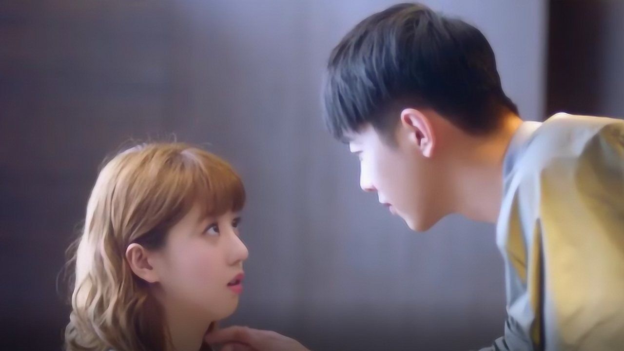 暖暖请多指教梁靖康办公室狂亲暖暖不料被同事撞见暖暖当场羞红脸