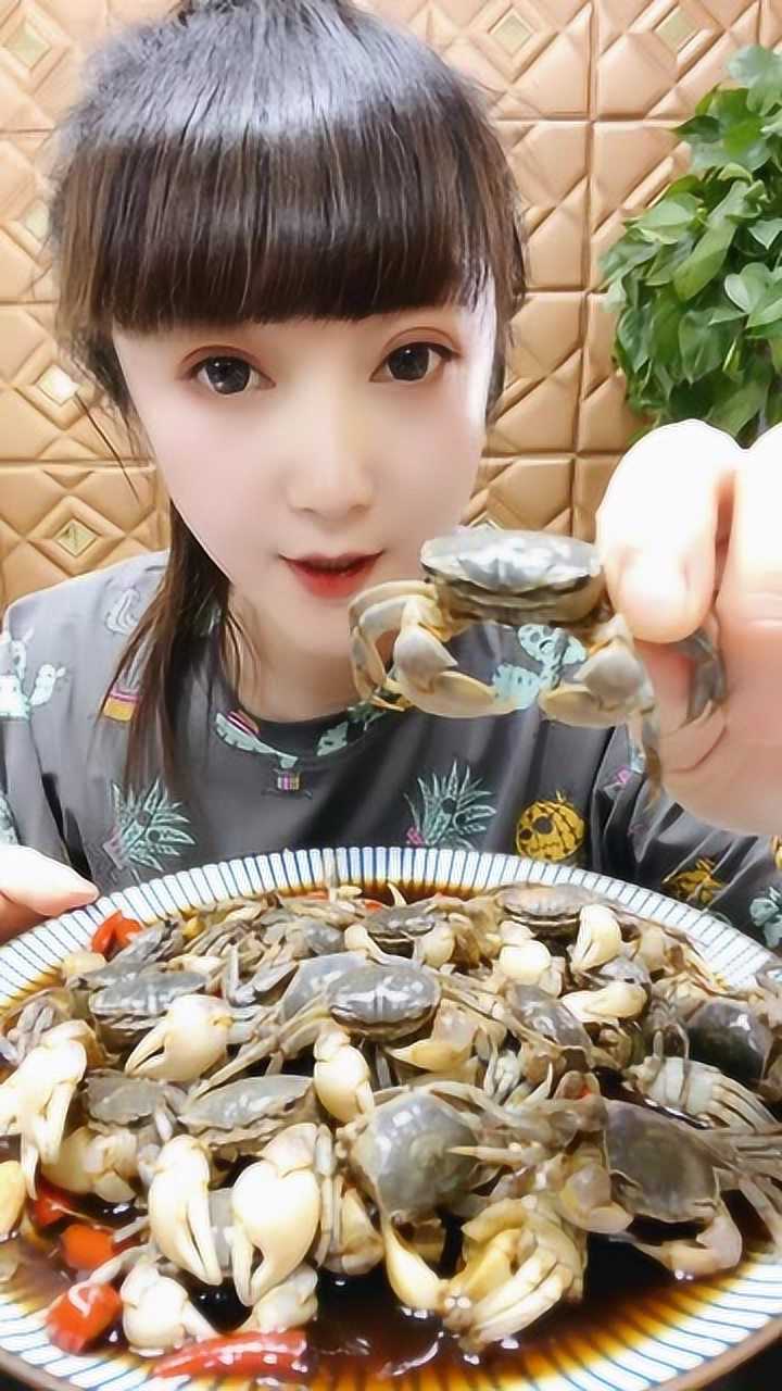 美女吃播秀:吃生呛发财蟹