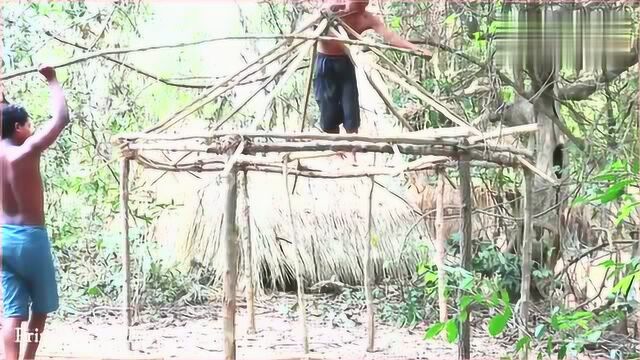 农村哥俩户外生存,花了3天的时间建个简陋的草屋,告别睡地下室