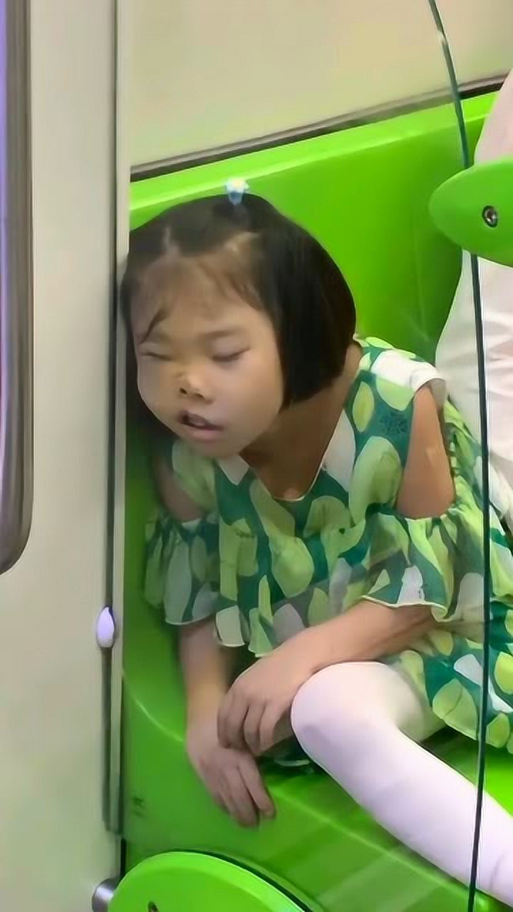 脸贴在玻璃上的表情太逗了