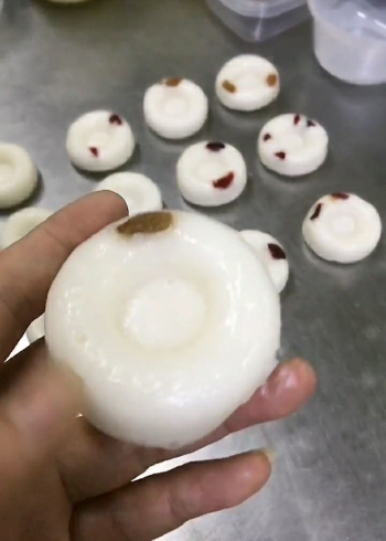 圆形的白色糕点,中间夹杂着干果,更加有营养