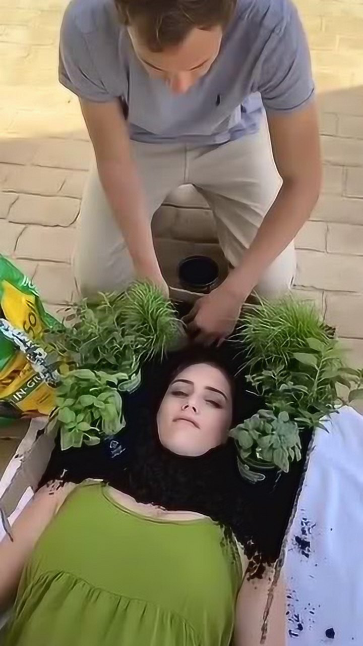 美国疫情期间憋坏的美国情侣竟然把女朋友活埋了场面叫人大跌眼镜