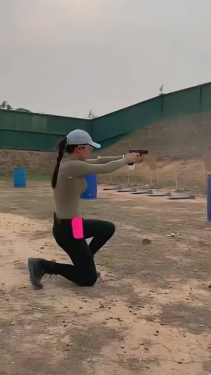 美女神射手开枪太帅气了