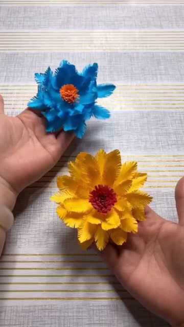 羽毛花用彩纸这样做