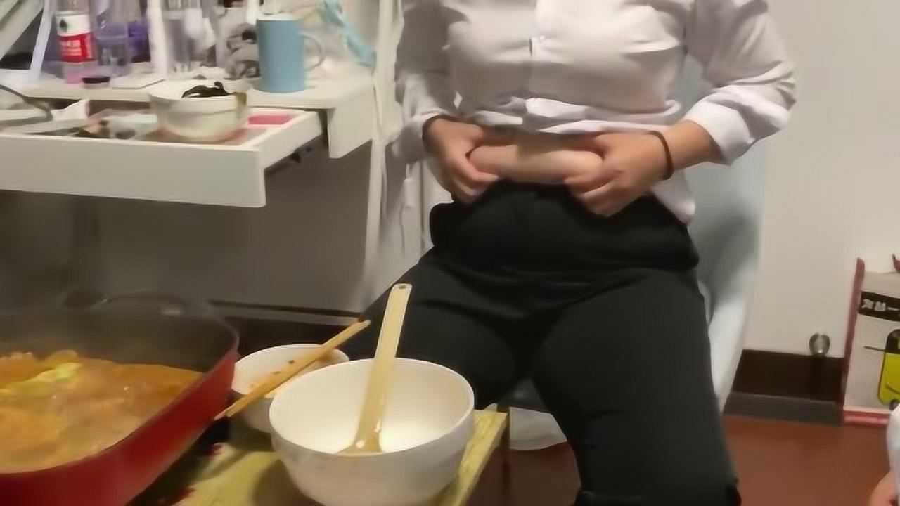 想知道女生吃没吃饱,看看她肚子就行了,饱了的女生肚子都这样!